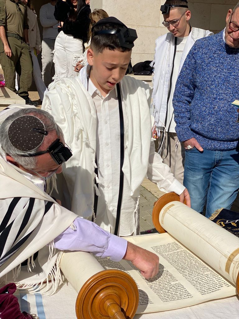 נער בר מצווה קורא בתורה